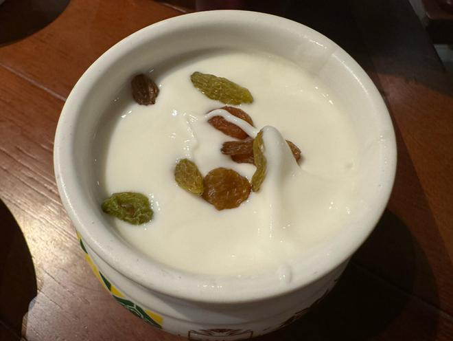 奶泛滥成灾爱喝酸奶的人一定要注意开元棋牌央视315晚会曝光！假酸(图9)